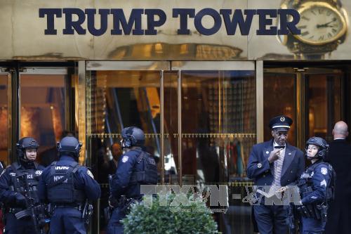 Cảnh sát gác bên ngoài Tháp Trump ở New York, Mỹ. Ảnh: AP/TTXVN