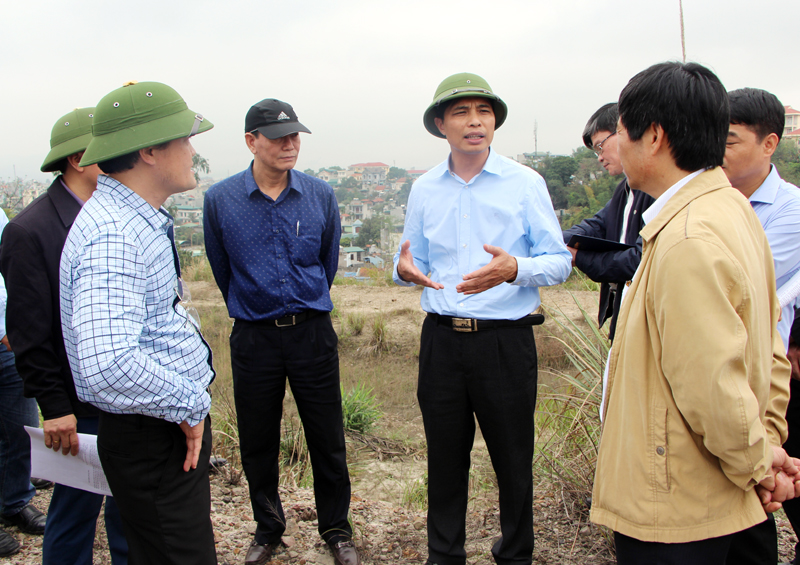 Đồngg chí Vũ Văn Diện, Phó Chủ tịch UBND tỉnh kiểm tra dự án khắc phục ảnh hưởng sụt lún tại khu Đồi Chè,