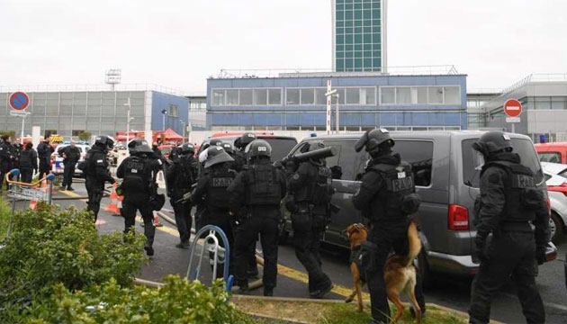 Lực lượng an ninh đổ đến sân bay. (Ảnh: Sudoues)