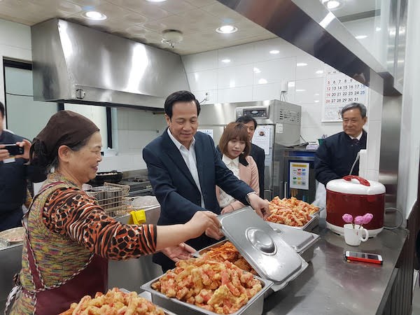Bộ trưởng Đào Ngọc Dung thăm bếp ăn của lao động Việt Nam tại Hàn Quốc. (Ảnh: Bộ Lao động-Thương binh và Xã hội)