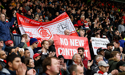 CĐV Arsenal ngày một cạn kiên nhẫn với Wenger. Ảnh: Reuters.