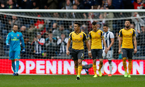 Alexis bất lực khi sự cố gắng của mình anh là không đủ để kéo cả tập thể Arsenal đi lên. Ảnh: Reuters.