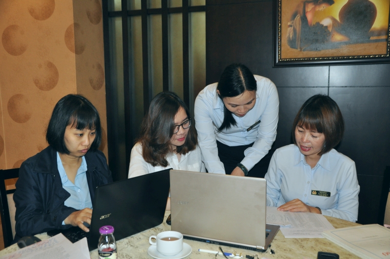 Thanh tra Sở Du lịch cùng các đơn vị chức năng kiểm tra hồ sơ kinh doanh của Khách sạn Ha Long Paradise.
