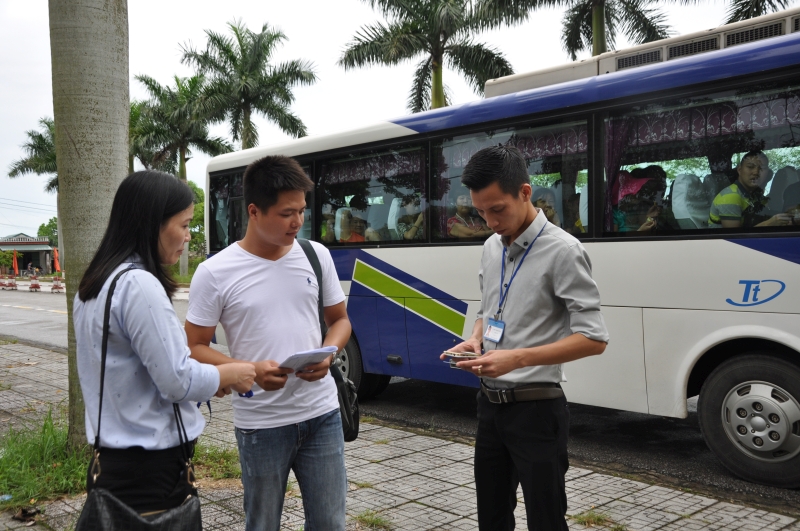 Thanh tra Sở Du lịch kiểm tra thẻ hướng dẫn viên du lịch tại Trạm kiểm soát liên hợp Km15 (TP Móng Cái).