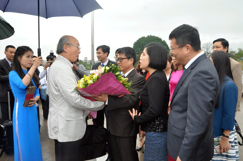 Lãnh đạo Ban quản lý Khu kinh tế tỉnh, Tập đoàn Texhong đón và tặng hoa chúc mừng đoàn tại Cửa khẩu Quốc tế Móng Cái
