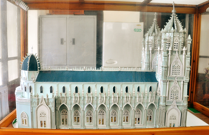 Mô hình nhà thờ mới được trưng bày trong nhà xứ của nhà thờ Trà Cổ.