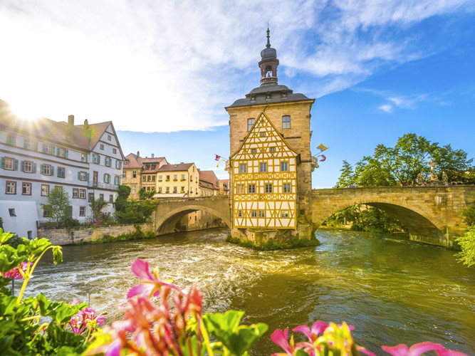   Bamberg, Đức: Đến với Bamberg, bạn nên dành thời gian khám phá những thánh đường được thiết kế theo lối kiến trúc Roman, tản bộ trên những con đường đá cuội lãng mạn và thưởng thức một cốc bia hun khói nổi tiếng nơi đây. 