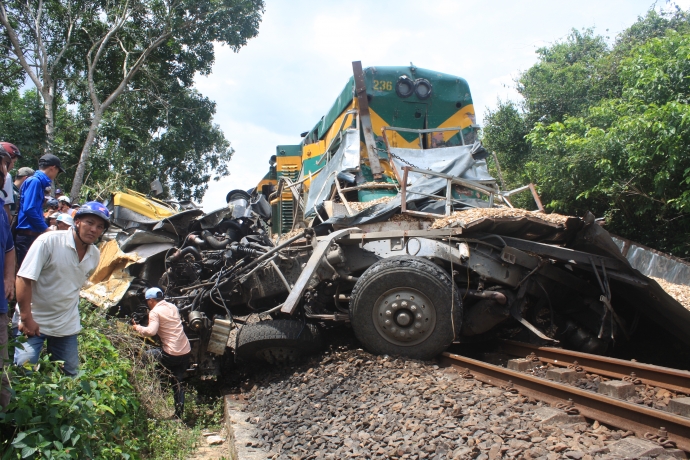 Sau vụ TNGT nghiêm trọng giữa tàu hỏa và xe tải, Công ty CP đường sắt Phú Khánh đã đình chỉ công tác nhân viên trực gác sáng 18/3.