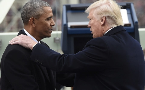 Tổng thống Donald Trump (phải) và người tiền nhiệm Barack Obama. Ảnh: AP