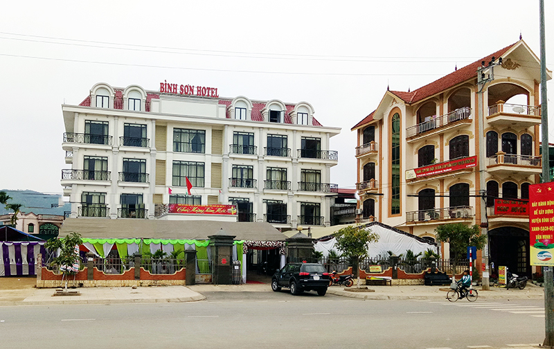 Khách sạn Bình Sơn (thị trấn Bình Liêu) được doanh nghiệp đầu tư theo hình thức đối tác công - tư, góp phần nâng cao chất lượng dịch vụ lưu trú phục vụ du khách trên địa bàn.