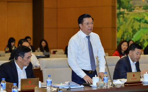 Bộ trưởng Bộ Tài chính Đinh Tiến Dũng trình bày Tờ trình của Chính phủ. (Ảnh: H.Yến)