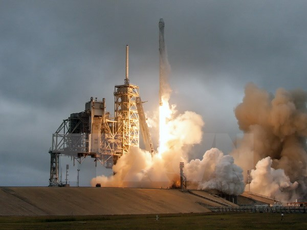 Tàu Dragon được tên lửa đẩy Falcon 9 đưa vào vũ trụ từ căn cứ không quân Cape Canaveral, bang Florida, Mỹ. (Nguồn: EPA/TTXVN)
