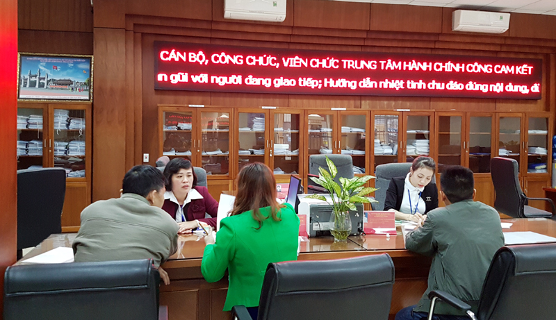 Tổ chức, cá nhân đến thực hiện thủ tục hành chính tại Trung tâm Hành chính công TP Cẩm Phả.