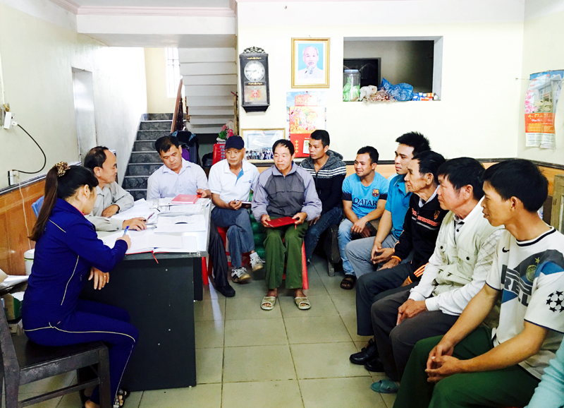 Chi bộ thôn Bản Pạt, xã Lục Hồn, huyện Bình Liêu sinh hoạt chi bộ, đánh giá chất lượng đảng viên năm 2016.