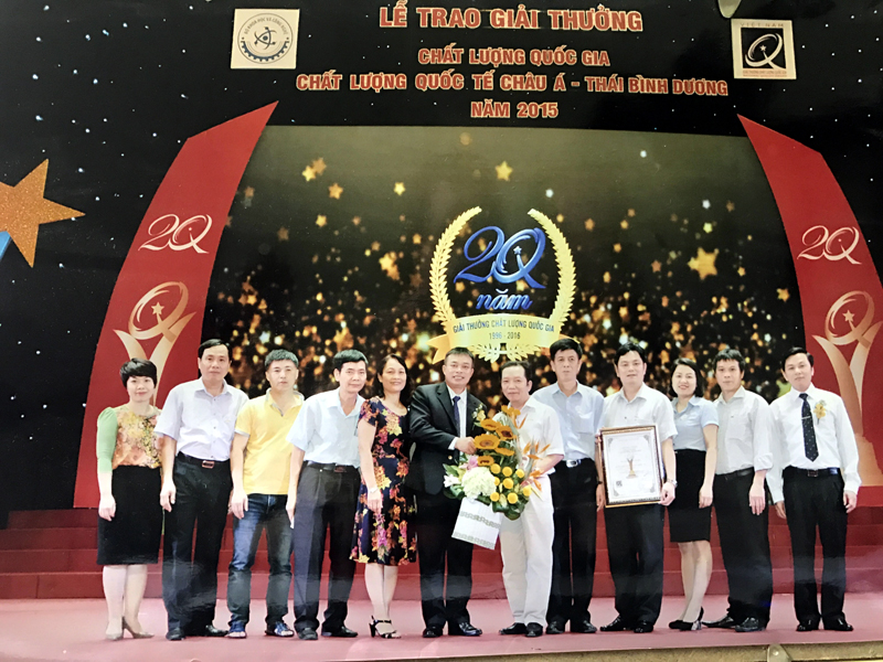 Công ty CP Cơ khí Mạo Khê - Vinacomin đã đoạt giải vàng Giải thưởng Chất lượng Quốc gia năm 2015. Trong ảnh: Lãnh đạo Công ty và Sở KH&CN chụp ảnh lưu niệm sau khi nhận giải thưởng.