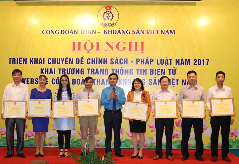 Đồng chí Lê Thanh Xuân, Chủ tịch Công đoàn TKV tặng bằng khen cho các cộng tác viên có thành tích xuất sắc trong công tác tuyên truyền trên ấn phẩm Đặc san Công đoàn.