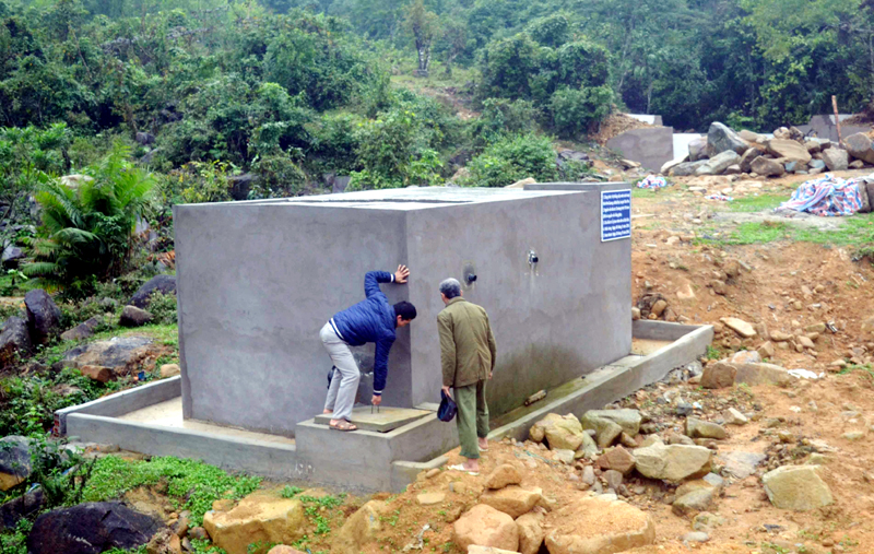 Cán bộ thôn Khe Quang (xã Đại Dực, huyện Tiên Yên) kiểm tra công trình nước sạch của thôn.