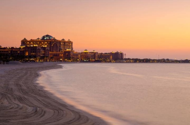 Emirates Palace (Abu Dhabi)  Nhiều du khách sẽ phải choáng ngợp về độ lộng lẫy bậc nhất của các khu nghỉ dưỡng siêu xa xỉ trên những bãi biển tư nhân dài 1,3 km và được bao quanh bởi công viên và các bãi cỏ trang trí.