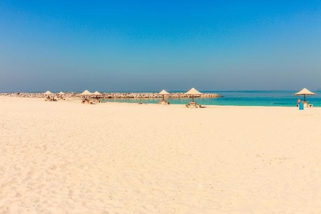 Al Mamzar (Dubai)  Nằm ở phía bắc quận Al Hamriya (Dubai), công viên biển nhân tạo Al Mamzar là một chốn nghỉ dưỡng yên tĩnh. Ở đây có 5 bãi tắm, hồ bơi riêng, không gian thoáng mát, nhiều cây cỏ phù hợp cho các buổi cắm trại, vui chơi giải trí.