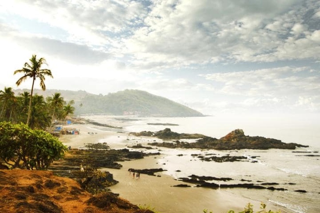Arambol (Goa, Ấn Độ)  Bờ biển xinh đẹp này được chính quyền Ấn Độ quản lý chặt chẽ để ngăn chặn hiện tượng bán hàng rong dọc bờ biển, nên du khách có thể đi bộ hết bãi tắm mà không bị quấy rầy. Arambol cũng có suối nước nóng và du khách có thể bơi cùng cá heo tại một vịnh gần đó.