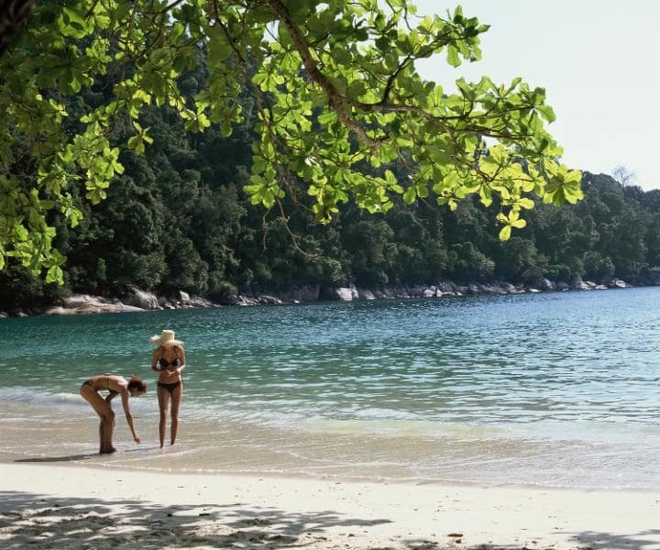 Vịnh Emerald (Pangkor Laut, Malaysia)  Vịnh được bao quanh bởi những cây cọ, mỏm đá, bờ cát trắng và làn nước trong xanh. Emerald là địa điểm lý tưởng cho du khách muốn thoát khỏi cuộc sống bận rộn để thư giãn giữa thiên nhiên.