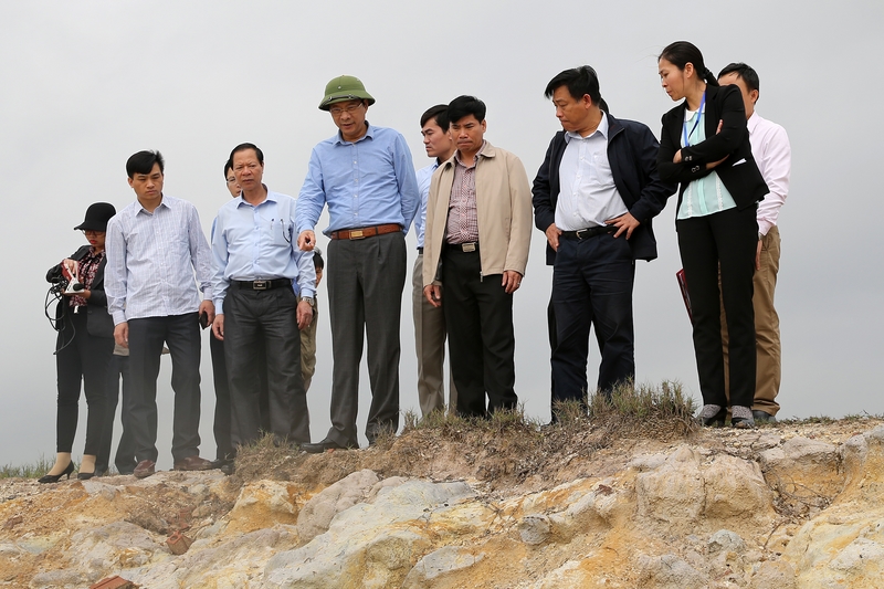 Đồng chí Bí thư Tỉnh ủy cùng đoàn công tác kiểm tra các đoạn xung yếu đê biển xã Đồng Rui, huyện Tiên Yên.