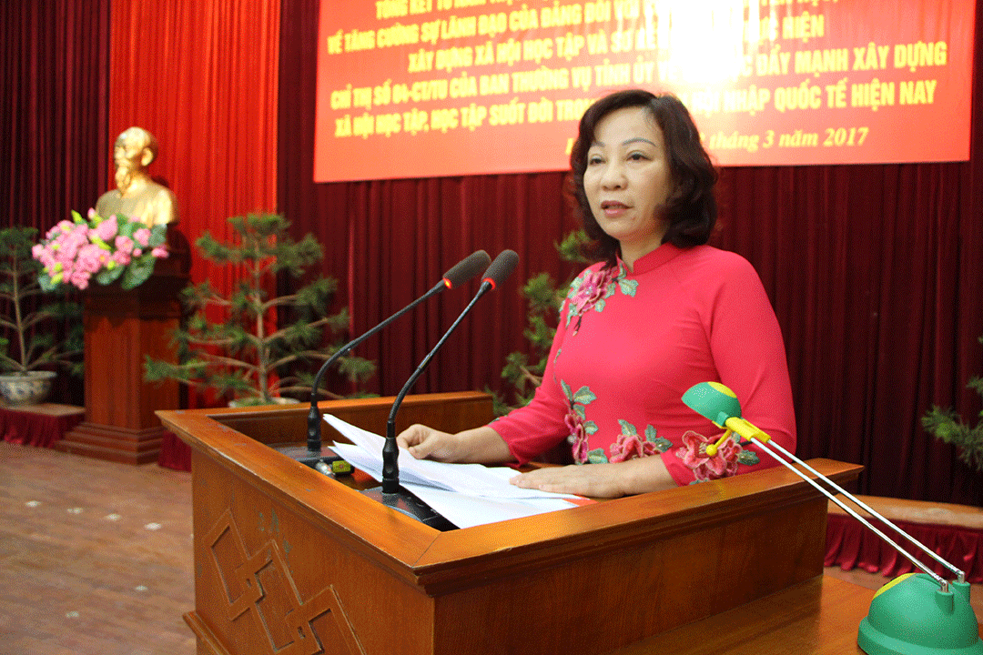 Đồng chí Vũ Thị Thu Thủy, Phó Chủ tịch UBND tỉnh phát biểu tại hội nghị   
