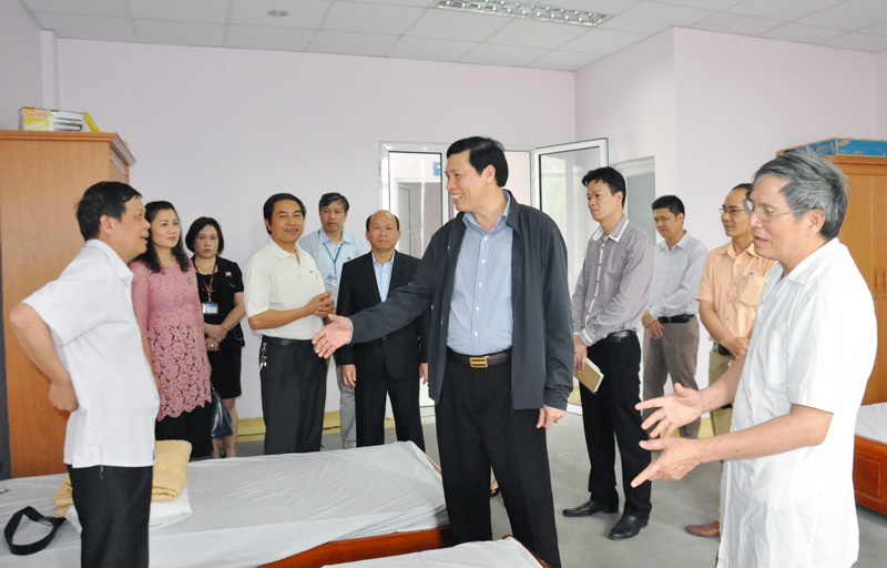 Đồng chí Nguyễn Đức Long, Phó Bí thư Tỉnh ủy, Chủ tịch UBND tỉnh trò chuyện với các nạn nhân chất độc da cam/dioxin tham gia giải độc tố.