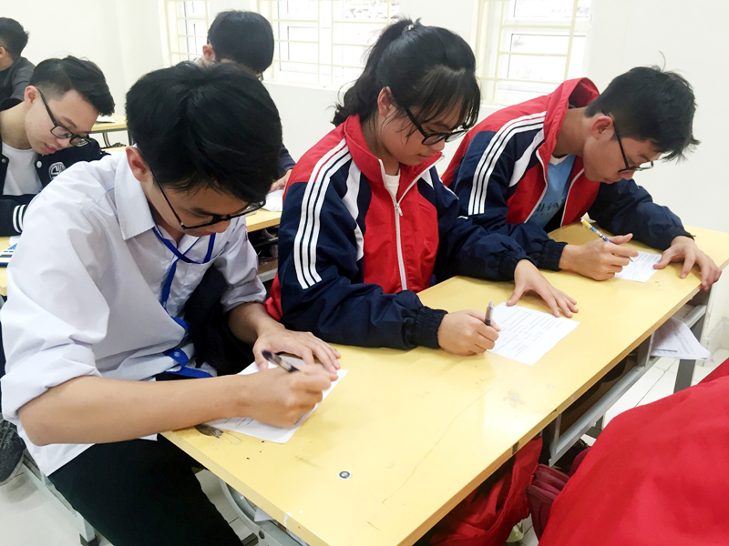 Học sinh Trường THPT Hòn Gai điền phiếu khảo sát về tệ nạn bạo lực học đường.