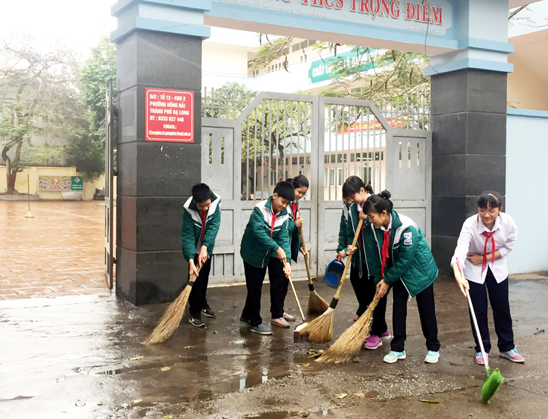 Học sinh Trường THCS Trọng Điểm (TP Hạ Long) tham gia dọn vệ sinh, góp phần tạo cảnh quan, không gian trường, lớp sạch đẹp.