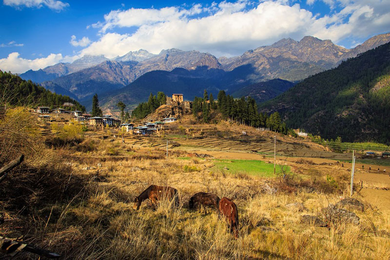 Bhutan là quốc gia nội lục tại miền Đông Dãy Himalaya thuộc Nam Á.