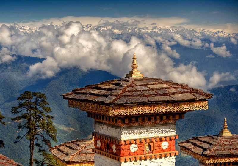 Bhutan có liên kết văn hóa mạnh mẽ với Tây Tạng và nằm trên Con đường tơ lụa giữa Trung Quốc và tiểu lục địa Ấn Độ.