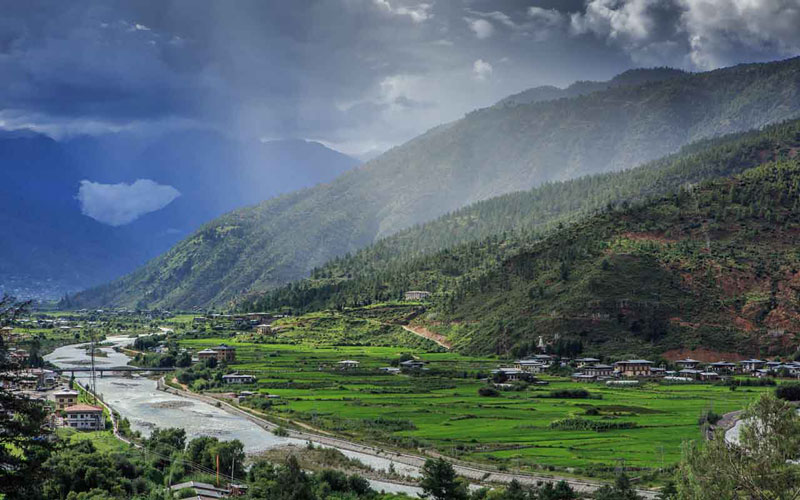 Nền kinh tế nhỏ của Bhutan phụ thuộc vào nông nghiệp, lâm nghiệp và việc bán thủy điện cho Ấn Độ.