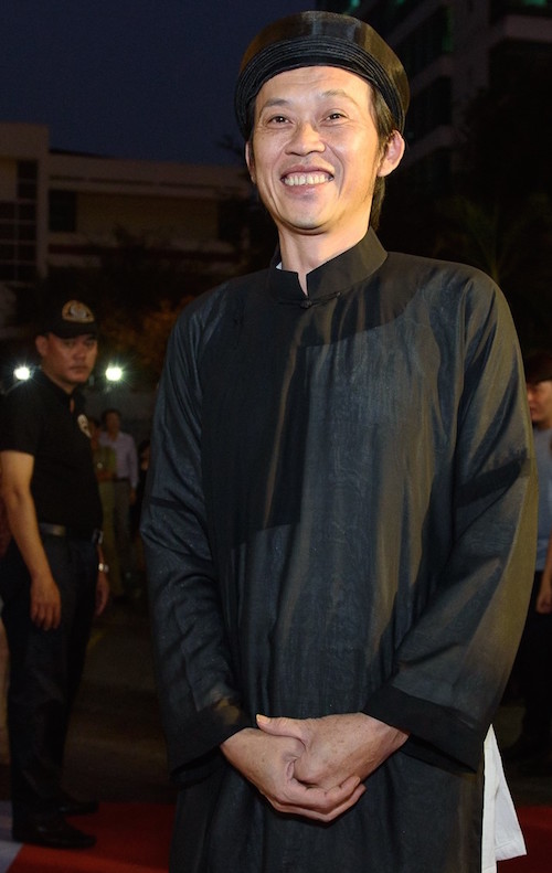 Trong bộ áo dài khăn đóng cổ truyền, nghệ sỹ Hoài Linh hạnh phúc vì có vai diễn nặng ký mà mình mong đợi từ lâu. Ảnh: CTV.