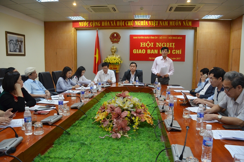  Đồng chí Nguyễn Tiến Mạnh, Chủ tịch Hội Nhà báo tỉnh, Tổng Biên tập Báo Quảng Ninh phát biểu tại hội nghị.