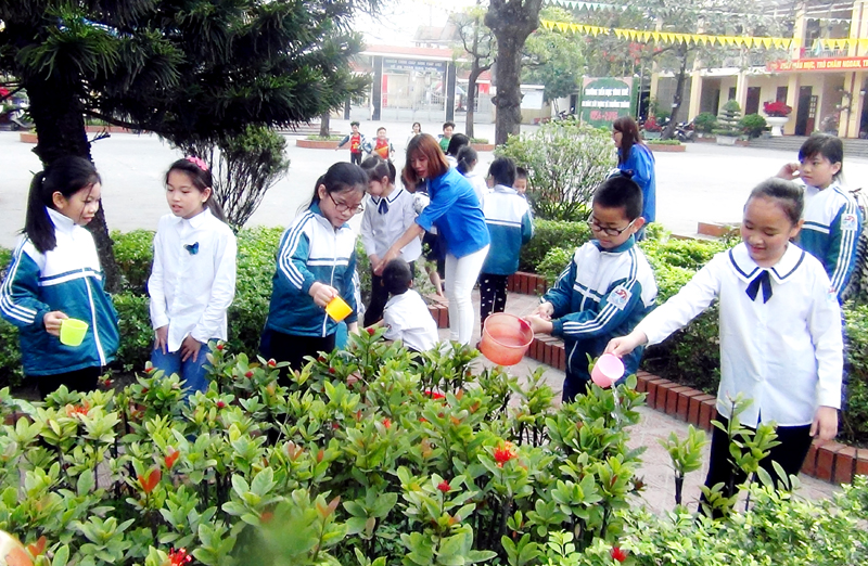 Học sinh lớp 3C8, Trường Tiểu học Vĩnh Khê (TX Đông Triều) chăm sóc vườn hoa của trường.