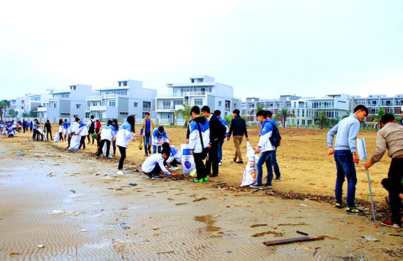 Đoàn TN phường Tuần Châu và Hội Giáo dục và Bảo vệ môi trường Hạ Long thu gom rác ở bãi biển Tuần Châu.