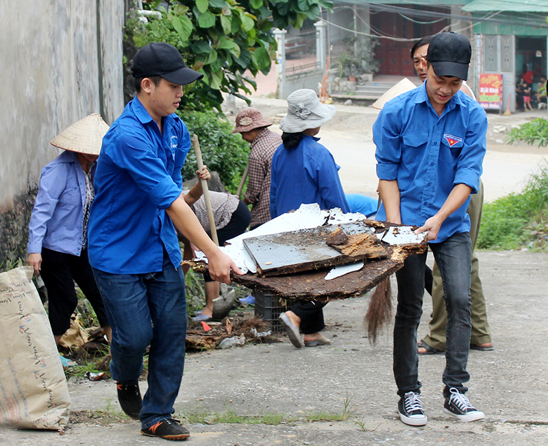 Đoàn TN phường Hà Trung dọn vệ sinh môi trường ở phố Nguyễn Bá Ngọc, phường Hà Trung trong “Ngày chủ nhật xanh”.