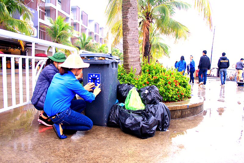 Đoàn TN phường Tuần Châu, Tập đoàn Tuần Châu lắp đặt thùng rác bảo vệ môi trường ở khu du lịch Tuần Châu.