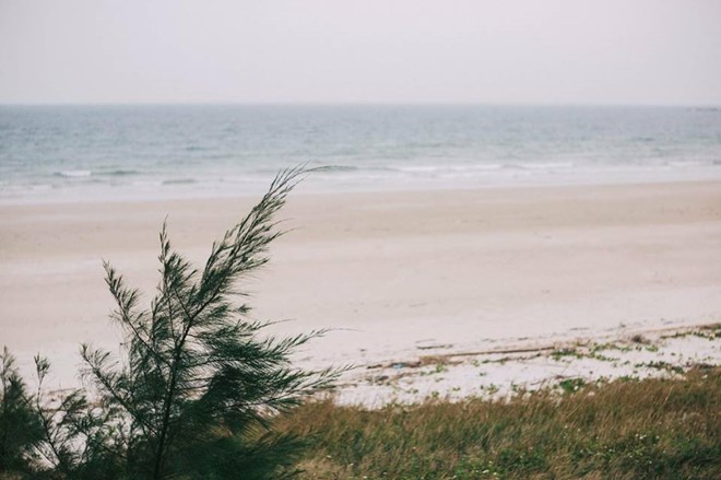 Bãi biển Minh Châu trong xanh với bãi cát trắng tuyệt đẹp. Ảnh: Ngọc Anh.