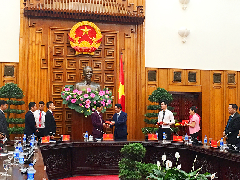 Phó Thủ tướng Chính phủ Vương Đình Huệ trao danh hiệu Doanh nhân khởi nghiệp xuất sắc 2016 cho Đoàn Văn Quang và các doanh nhân trẻ khởi nghiệp tiêu biểu tại Văn phòng Chính phủ, ngày 3-6-2016.