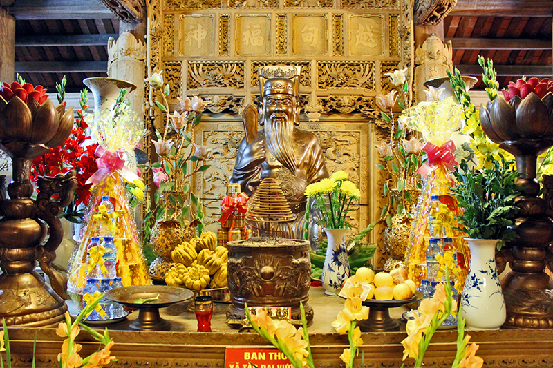 Tượng Xã Tắc Đại Vương uy nghi trên ban thờ gian chính giữa đền.
