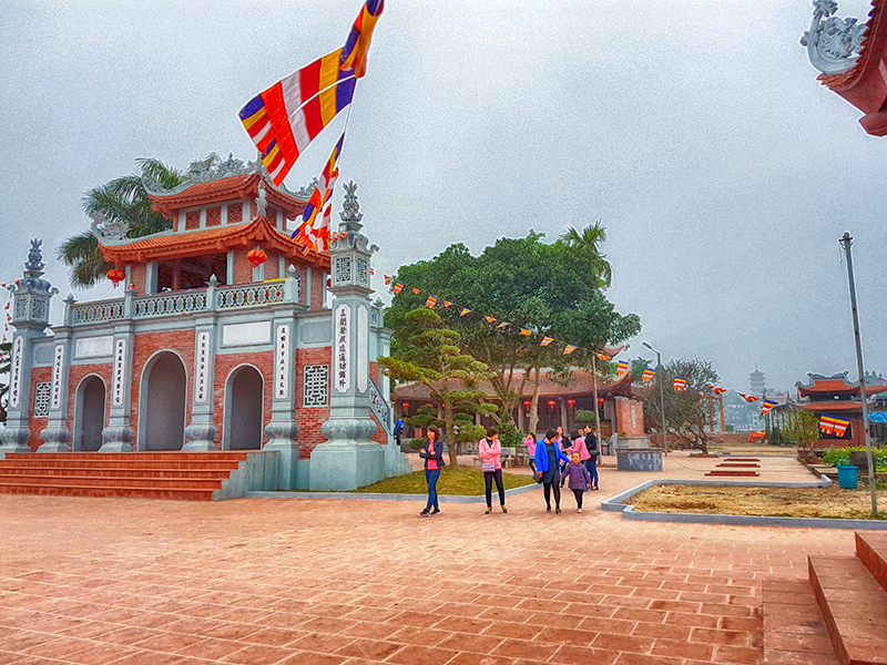 Người dân và khách thập phương có dịp đến Móng Cái vẫn thường viếng thăm đền Xã Tắc.