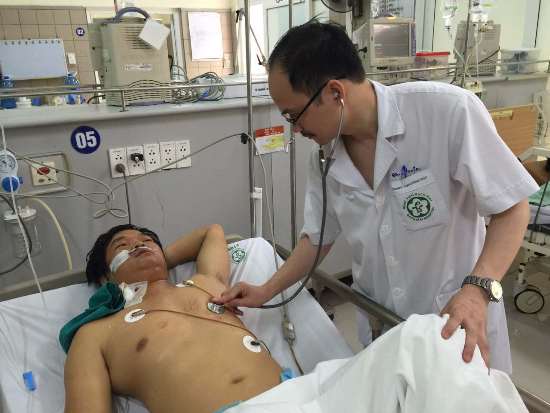 Ths.BS Lê Quang Thuận đang thăm khám cho bệnh nhân Chu Văn V. Ảnh: TM