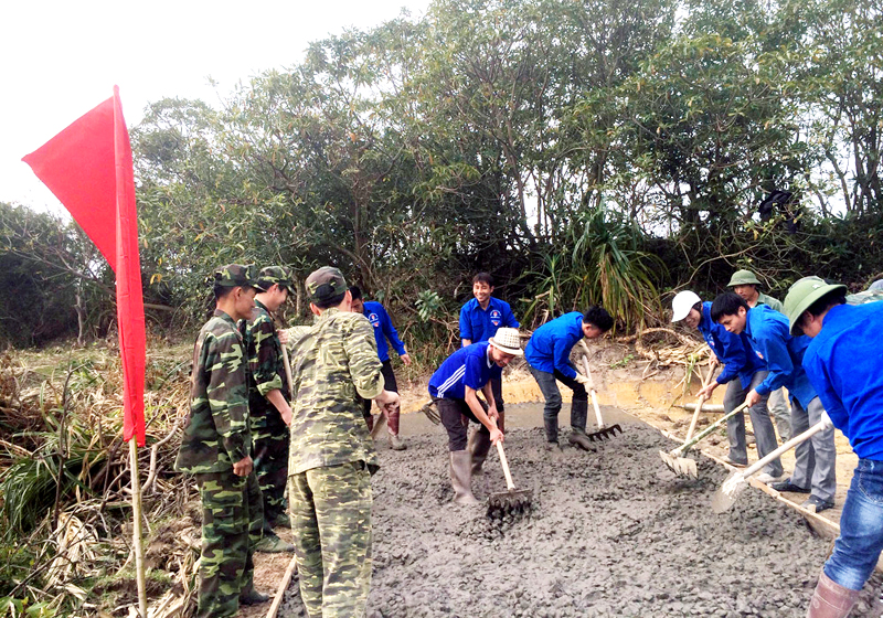 Tuổi trẻ huyện Cô Tô giúp nhân dân đổ đường bê tông tại thôn Nam Hà, xã Đồng Tiến.  (Ảnh do Tỉnh Đoàn cung cấp)