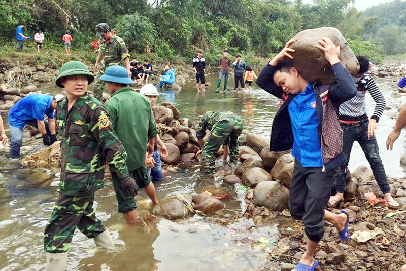 ĐVTN huyện Hải Hà đắp 100m3 đập ngăn nước phục vụ canh tác cho đồng bào vùng biên giới.