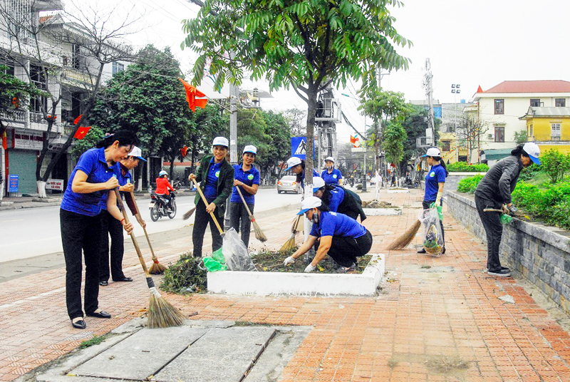 Đội tình nguyện viên bảo vệ môi trường và trật tự đô thị thị trấn Cái Rồng (huyện Vân Đồn) quét dọn, thu gom rác tại tuyến đường trung tâm thị trấn.