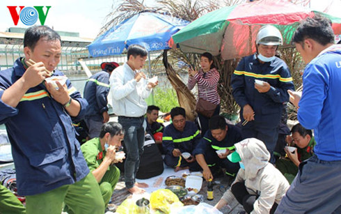 Một số công nhân Công ty Kwong Lung – Meko cùng ăn cơm với lực lượng phòng cháy chữa cháy do các nhà hảo tâm hỗ trợ.