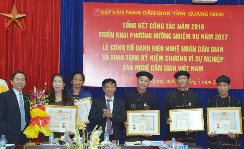 Lãnh đạo Hội VNDG Việt Nam và Hội VNDG Quảng Ninh trao bằng chứng nhận nghệ nhân.