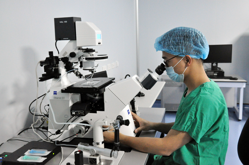 Khoa Hỗ trợ sinh sản (Bệnh viện Sản Nhi Quảng Ninh) được trang bị hệ thống phòng sạch và các trang thiết bị hiện đại phục vụ thực hiện kỹ thuật IVF.